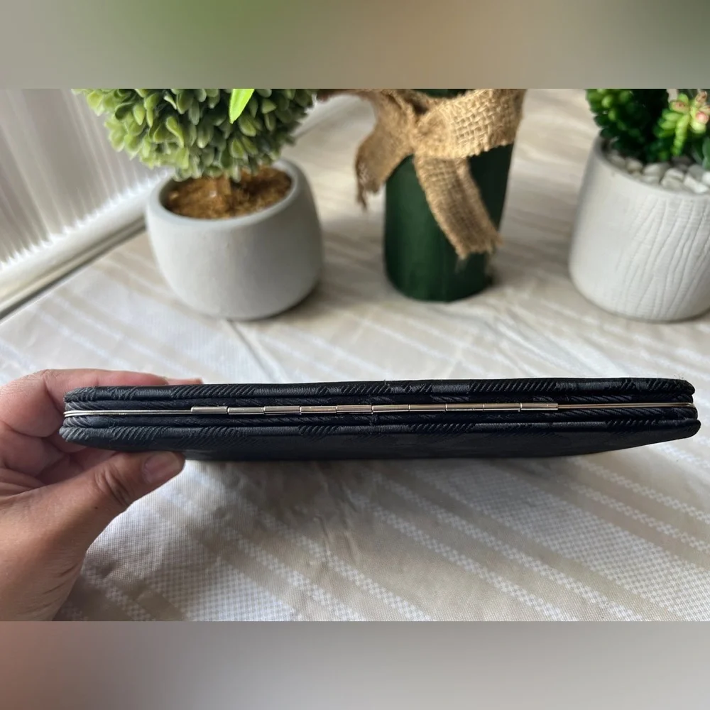 🌸4/$25 Black “G” snap wallet/clutch
